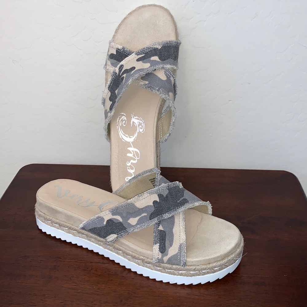 VERY G BRAND NEW & GORGEOUS SIZE 11 CAMO SLIP ON SANDALS